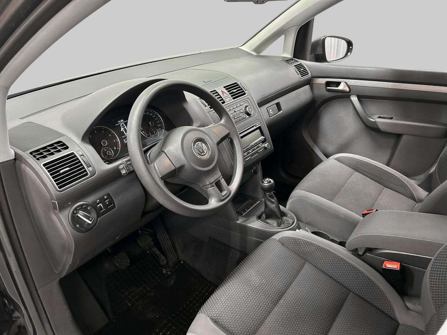 VOLKSWAGEN Touran 2011