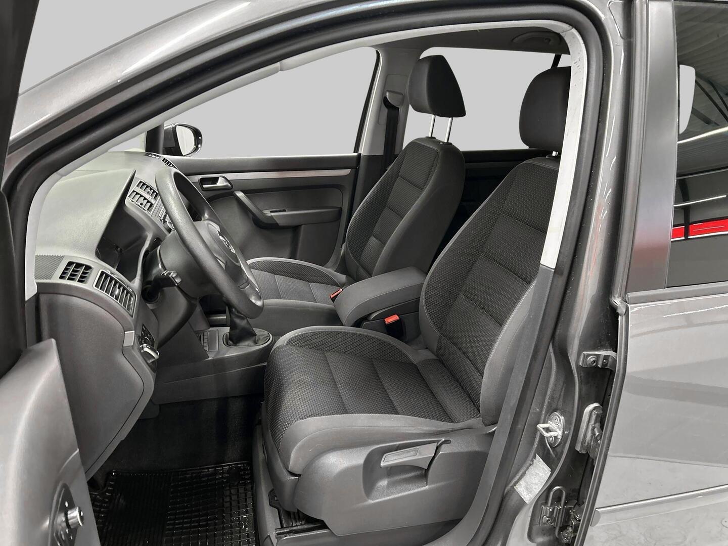 VOLKSWAGEN Touran 2011