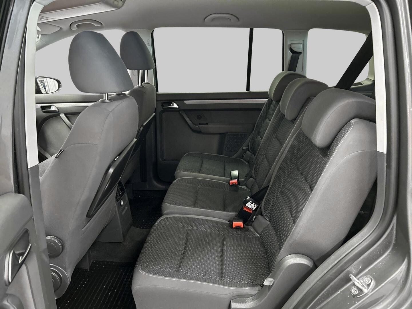 VOLKSWAGEN Touran 2011