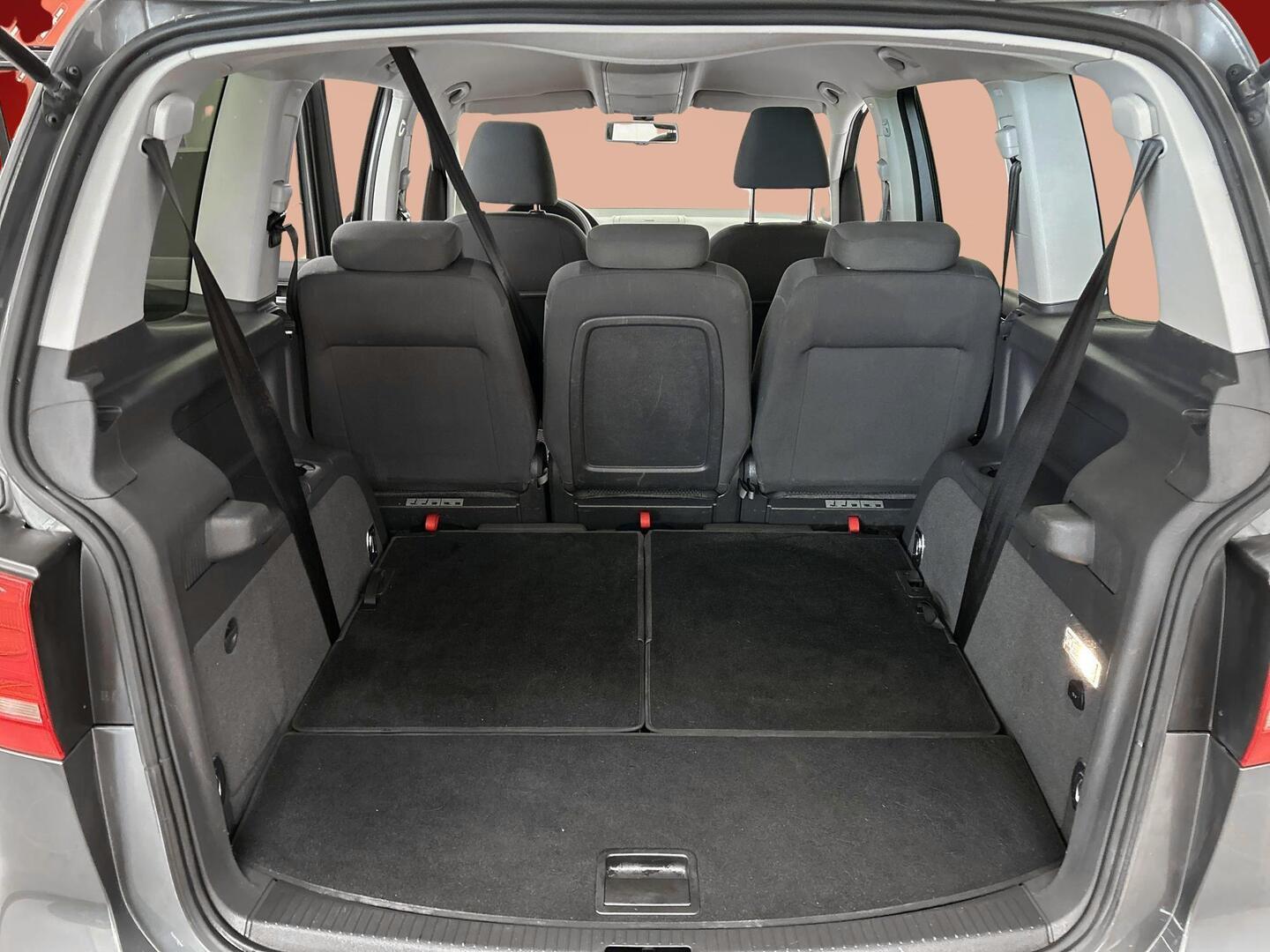 VOLKSWAGEN Touran 2011