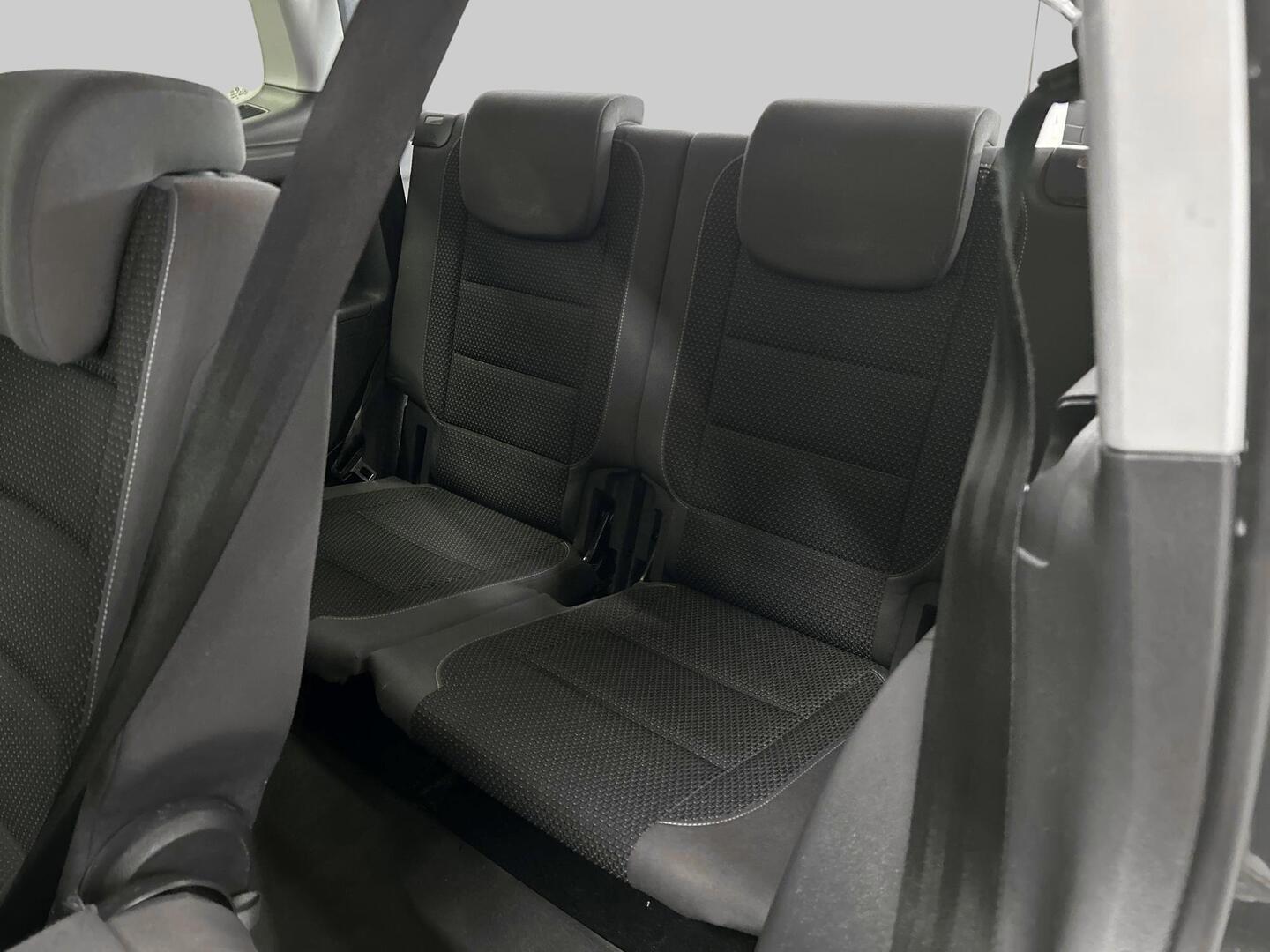 VOLKSWAGEN Touran 2011