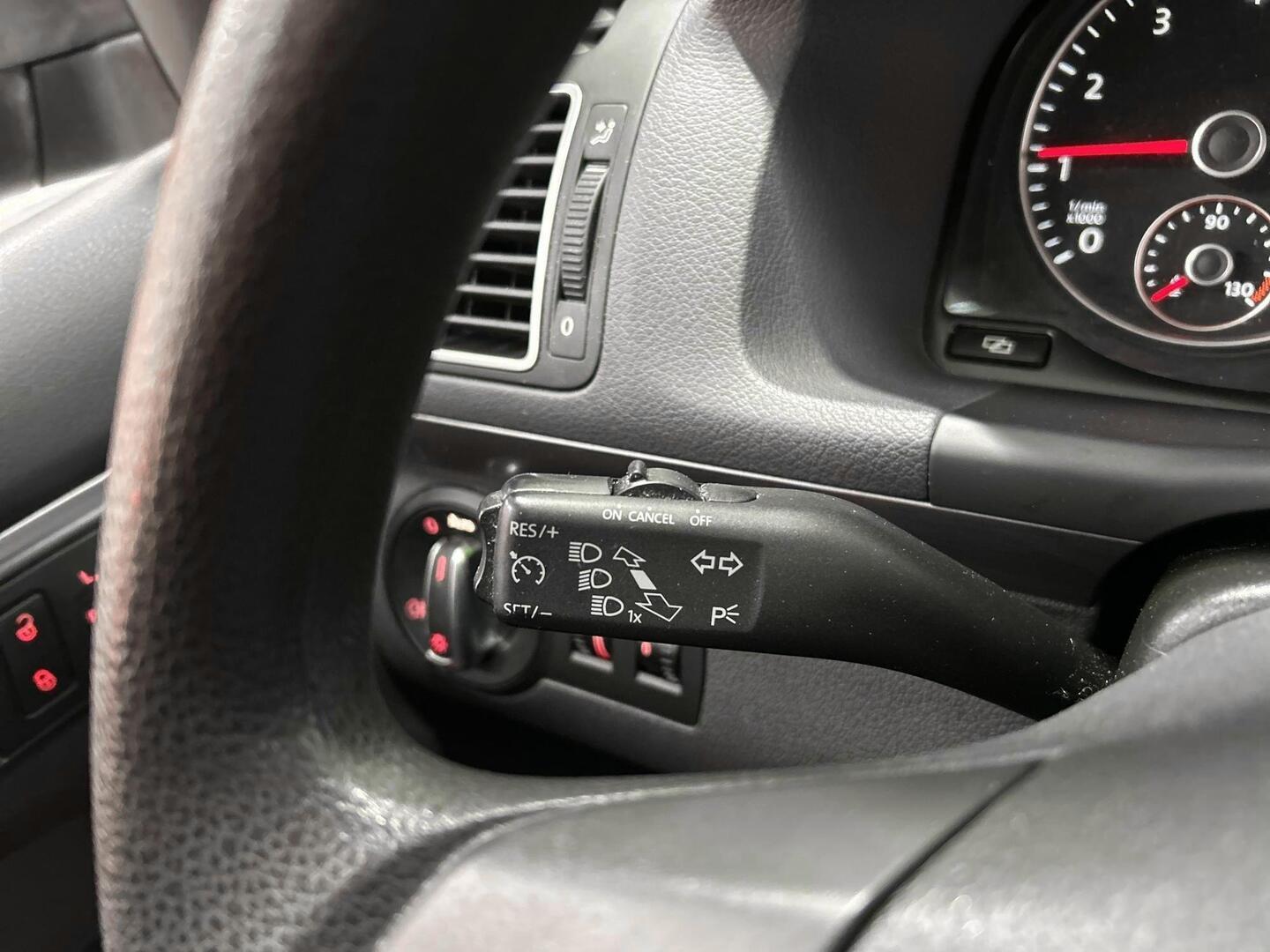 VOLKSWAGEN Touran 2011