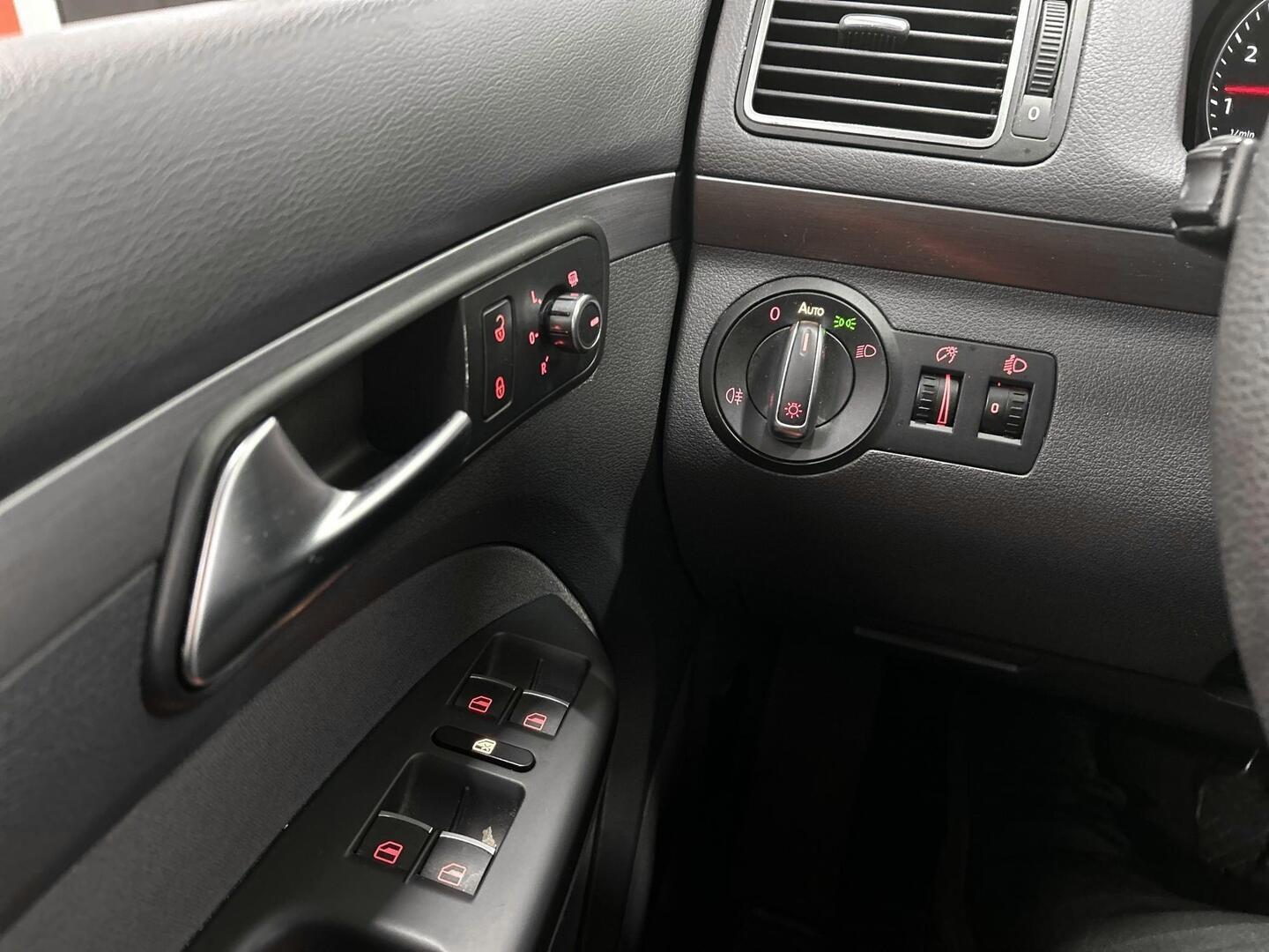 VOLKSWAGEN Touran 2011