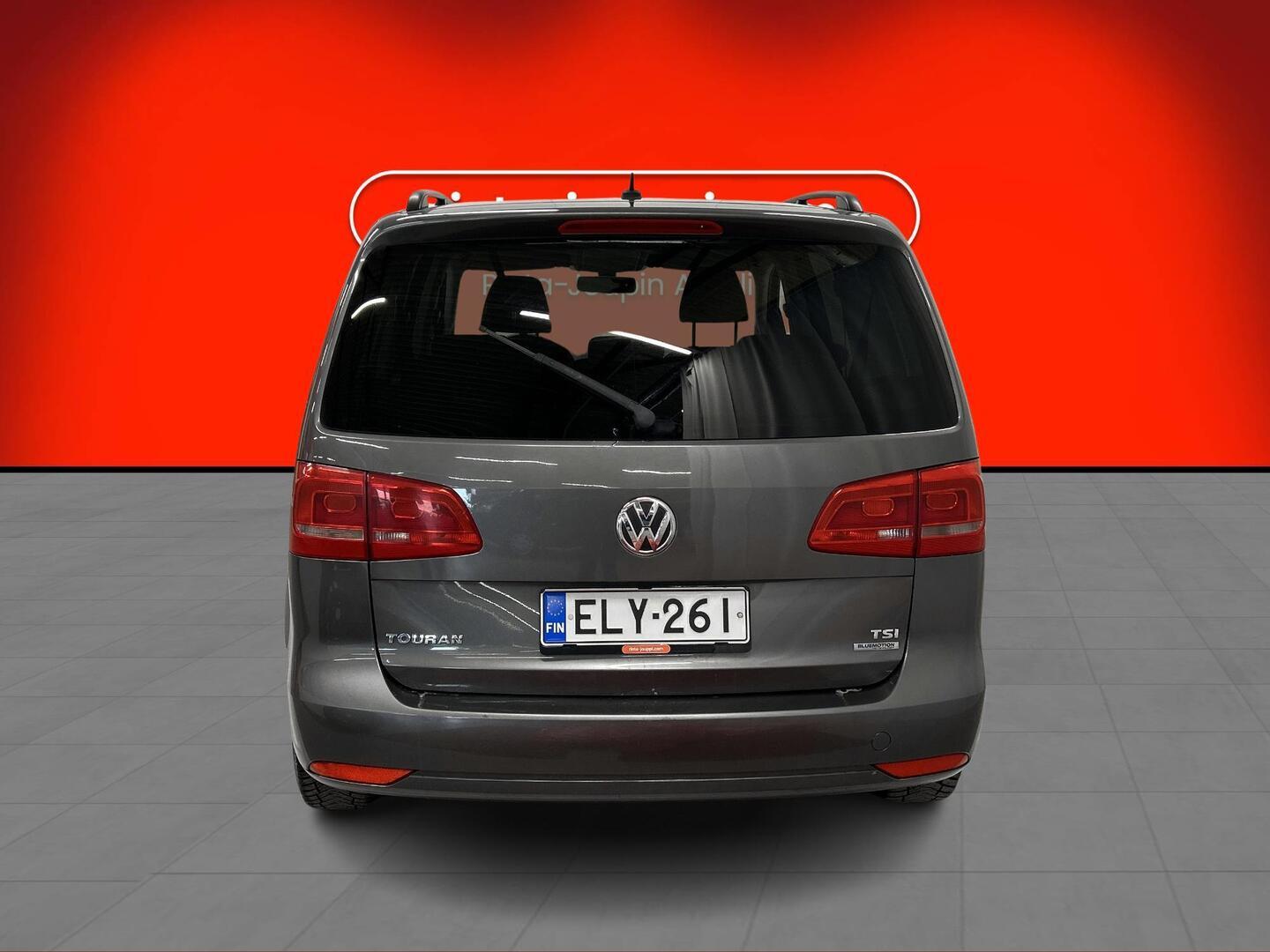 VOLKSWAGEN Touran 2011