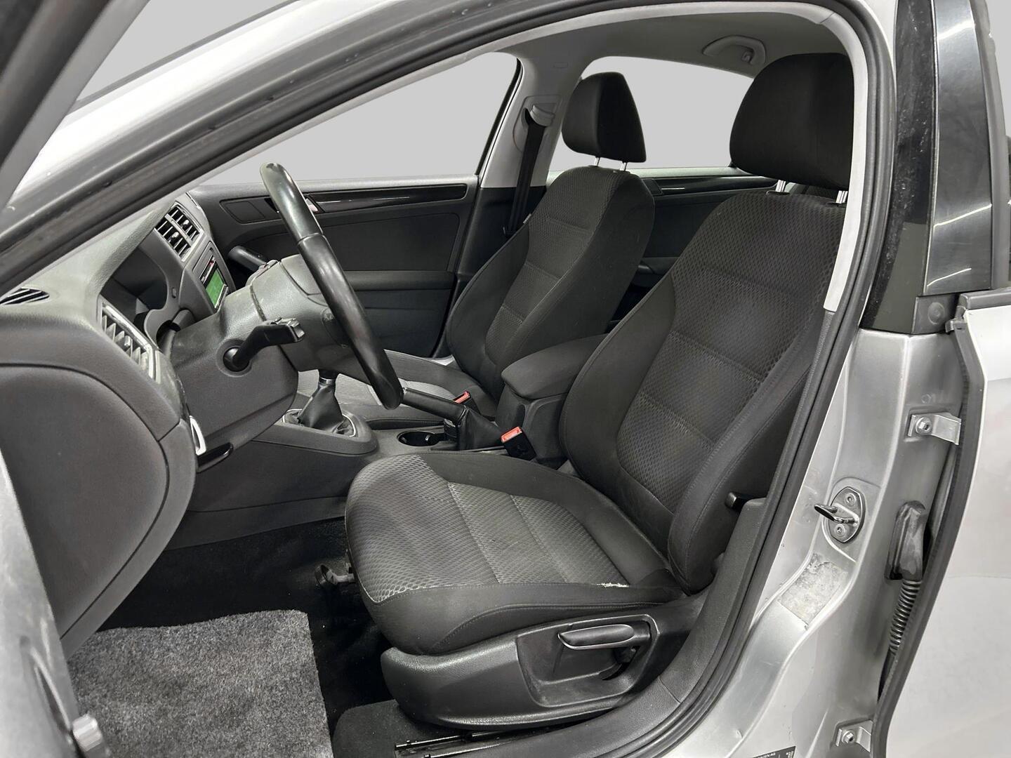 VOLKSWAGEN Jetta 2011