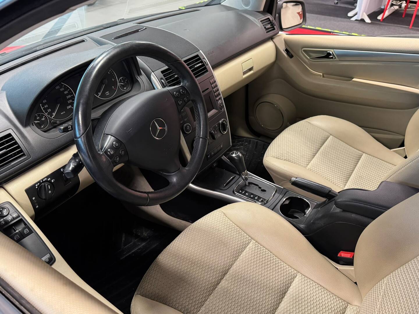 MERCEDES-BENZ A 2011