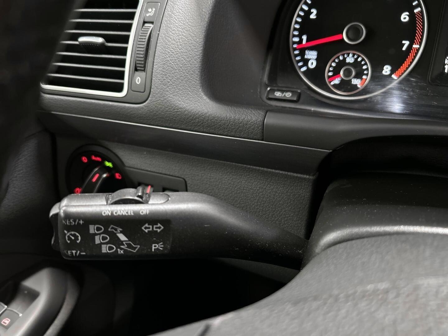 VOLKSWAGEN Touran 2014