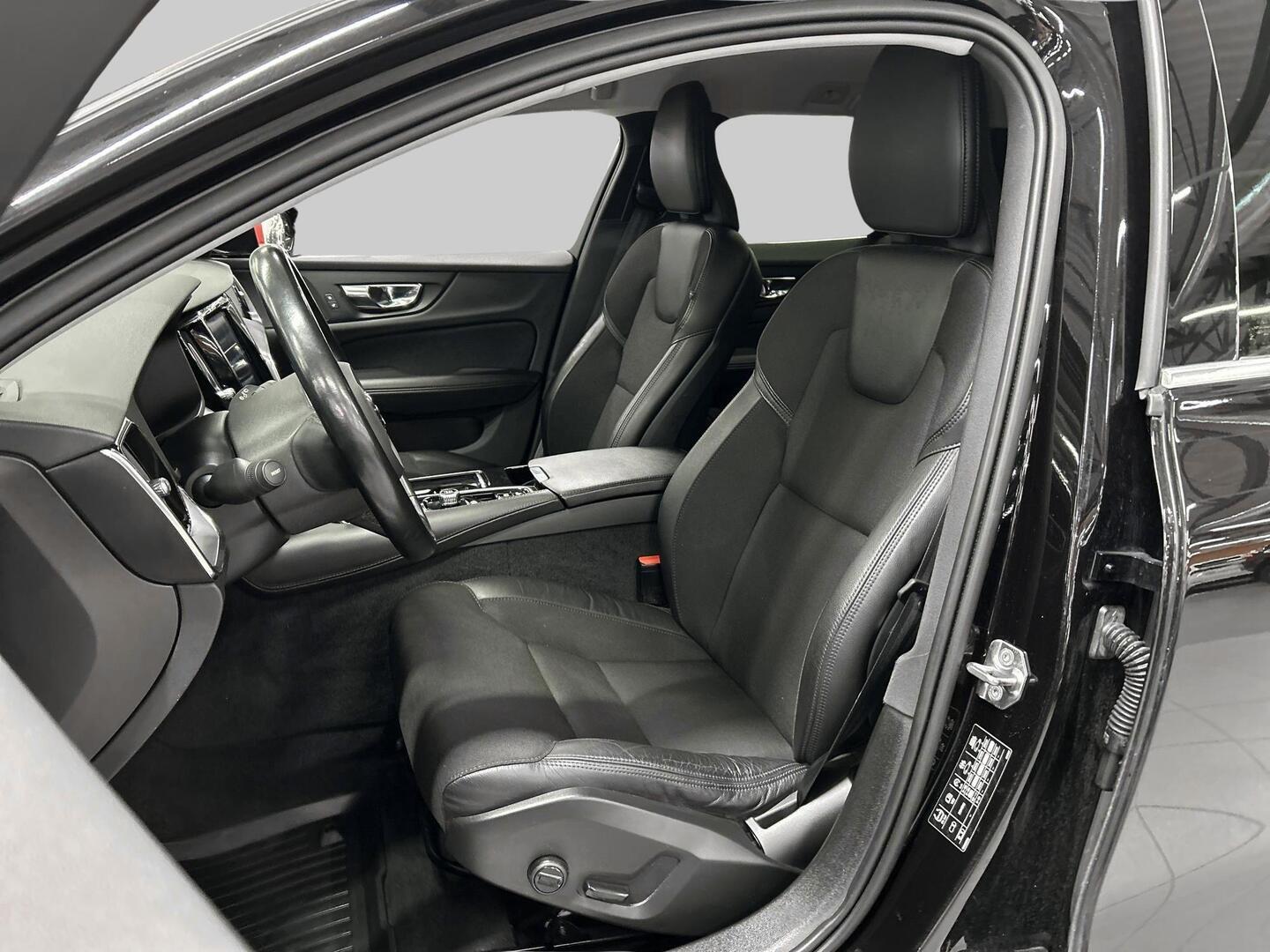 VOLVO V60 2020