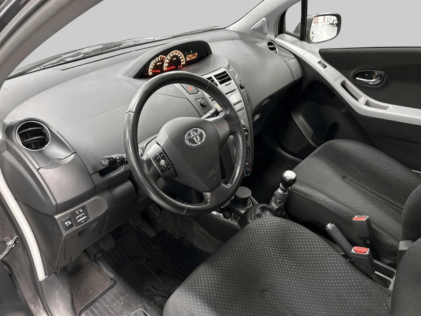 TOYOTA Yaris 2010