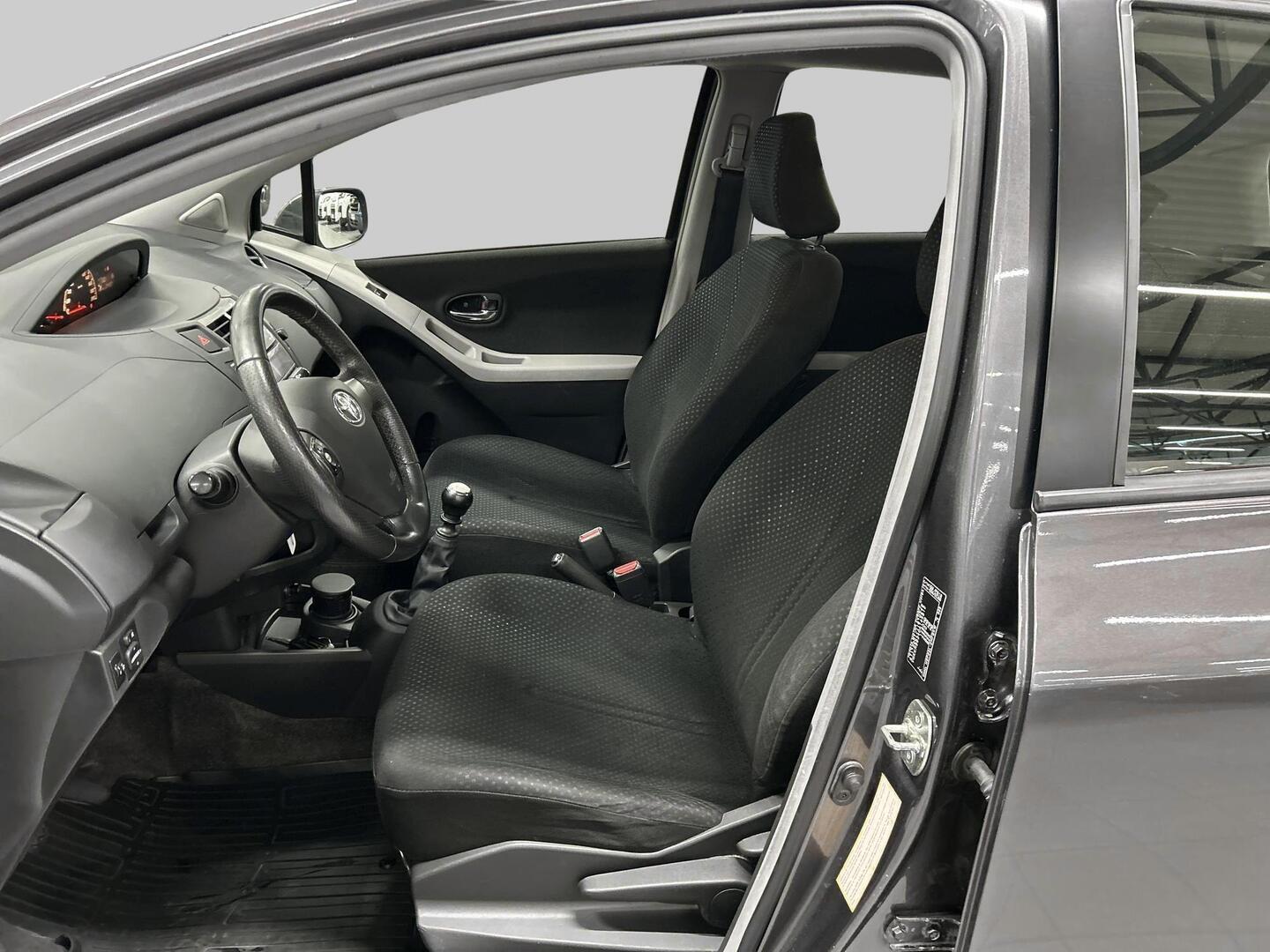 TOYOTA Yaris 2010