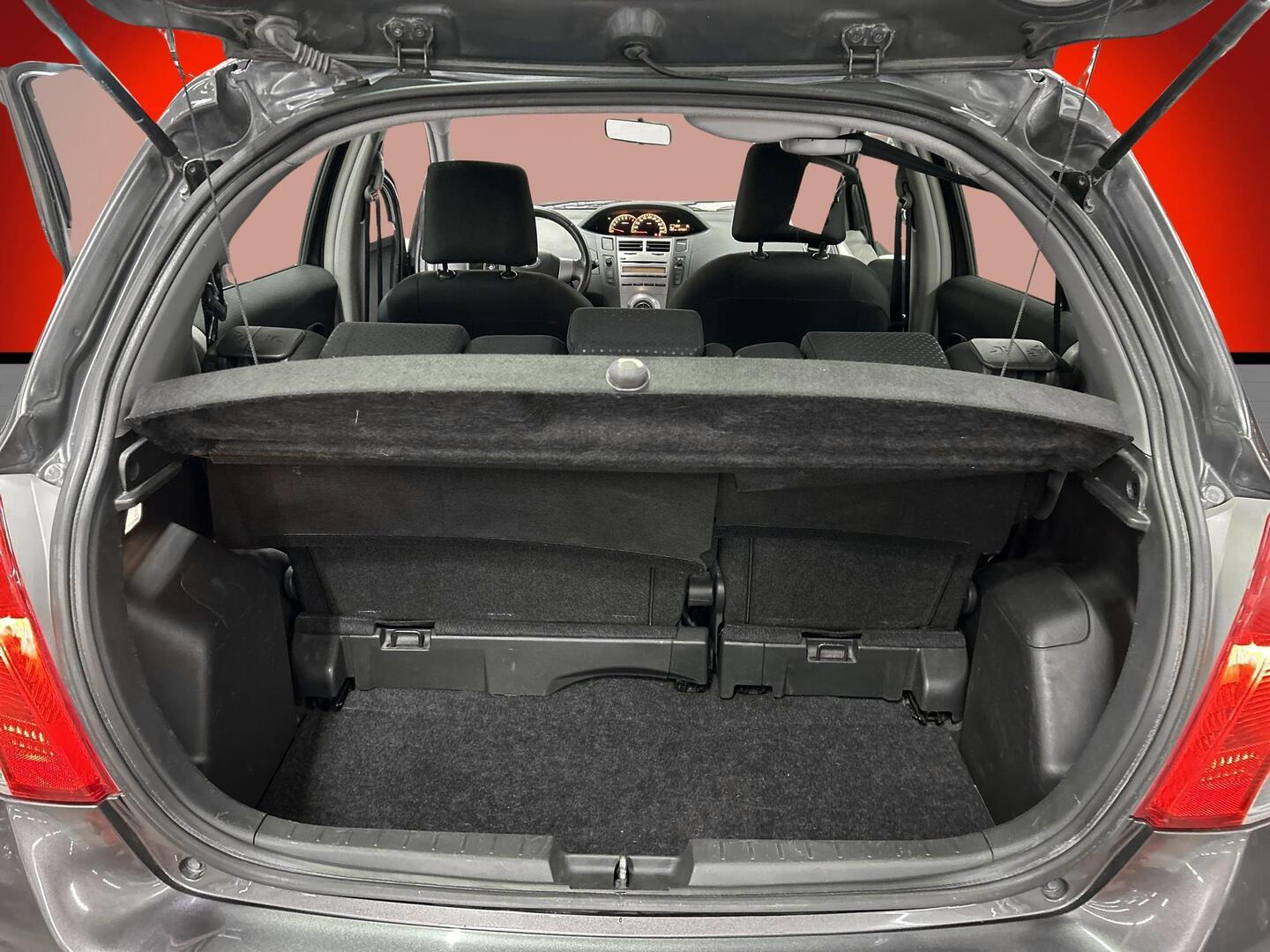 TOYOTA Yaris 2010
