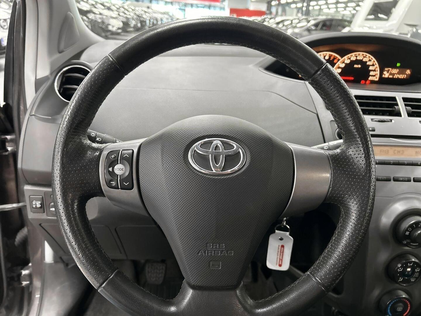 TOYOTA Yaris 2010