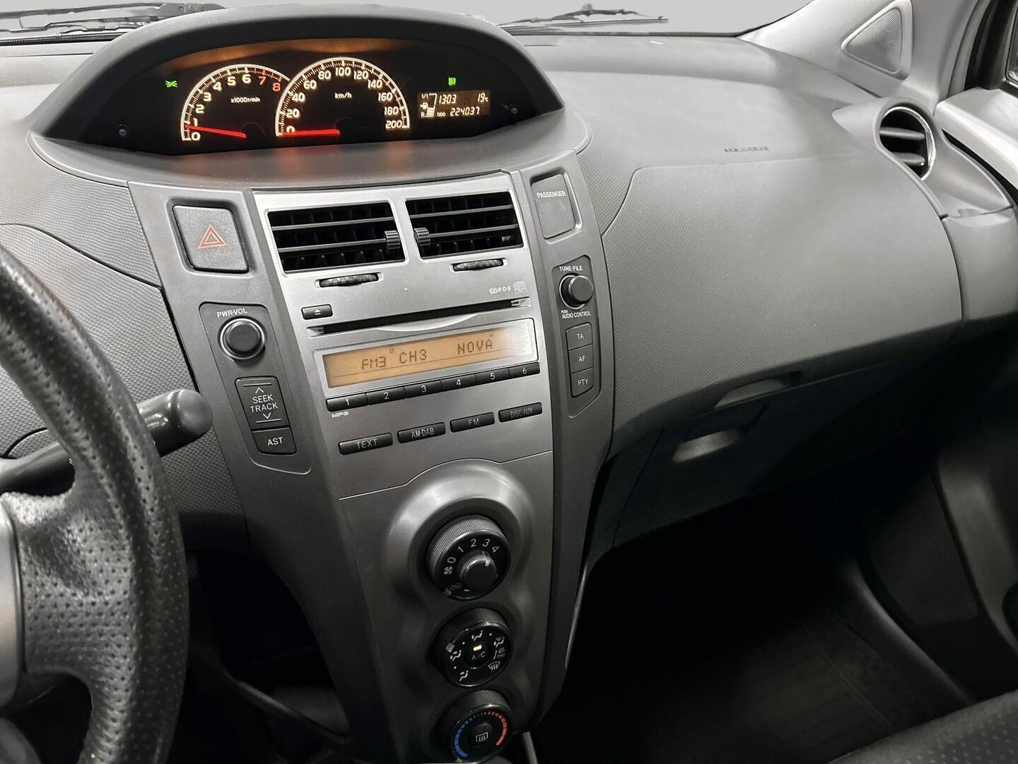 TOYOTA Yaris 2010