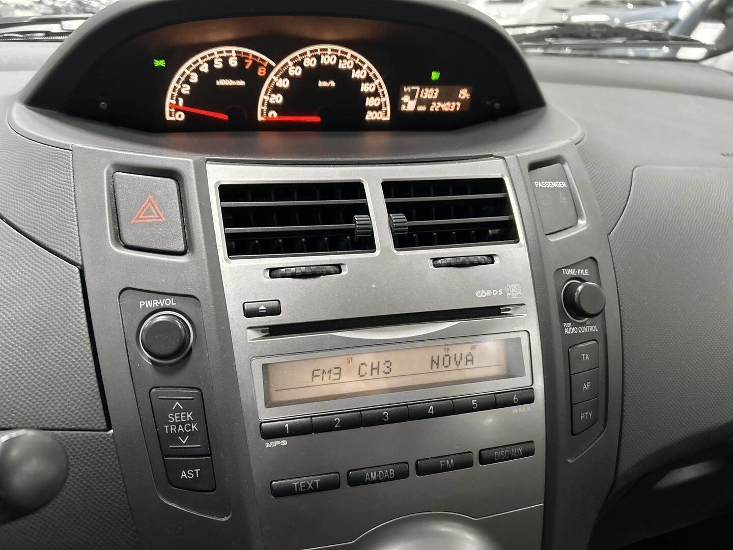TOYOTA Yaris 2010