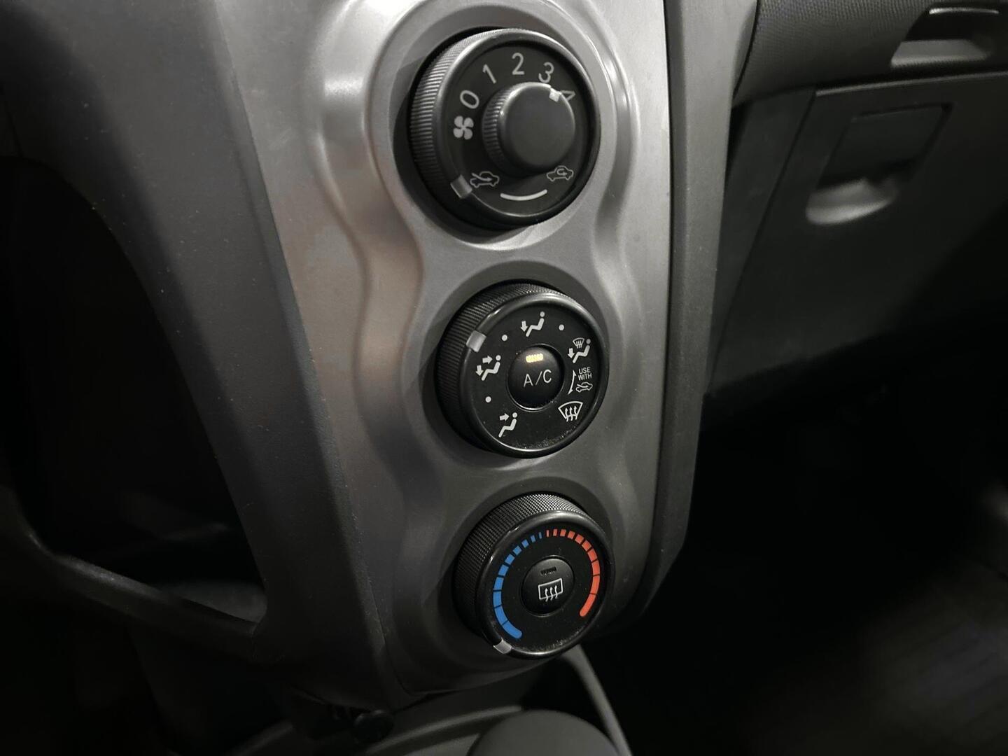 TOYOTA Yaris 2010