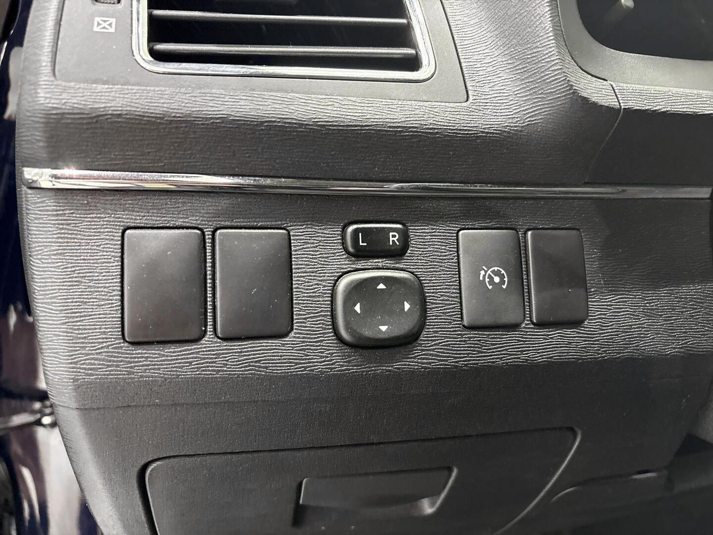 TOYOTA Avensis 2012