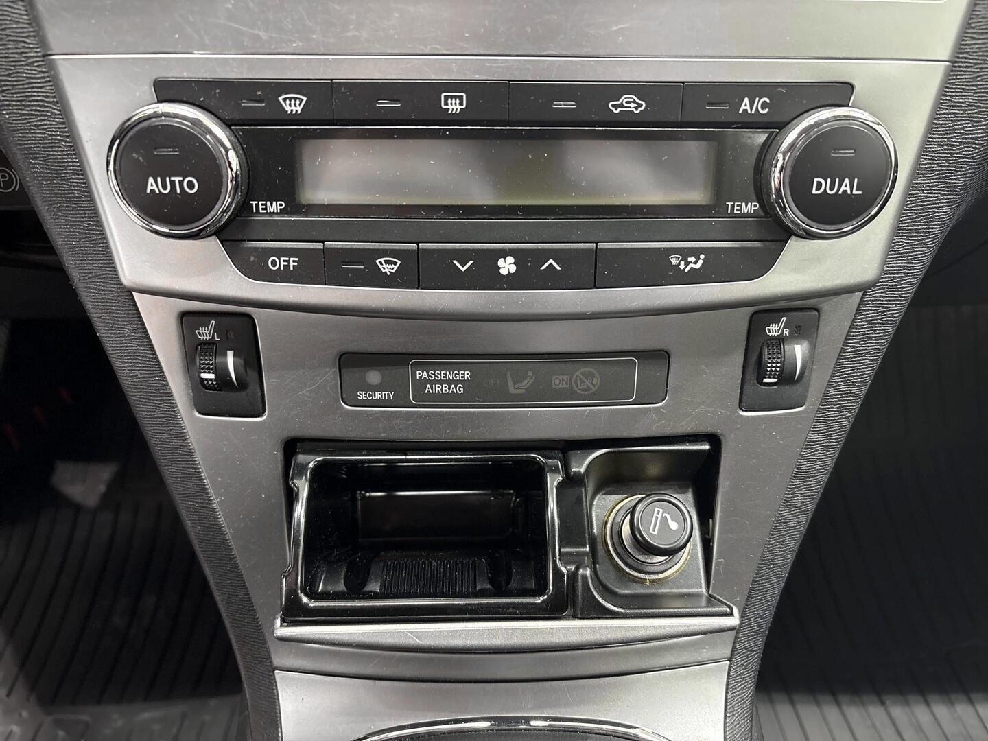 TOYOTA Avensis 2012