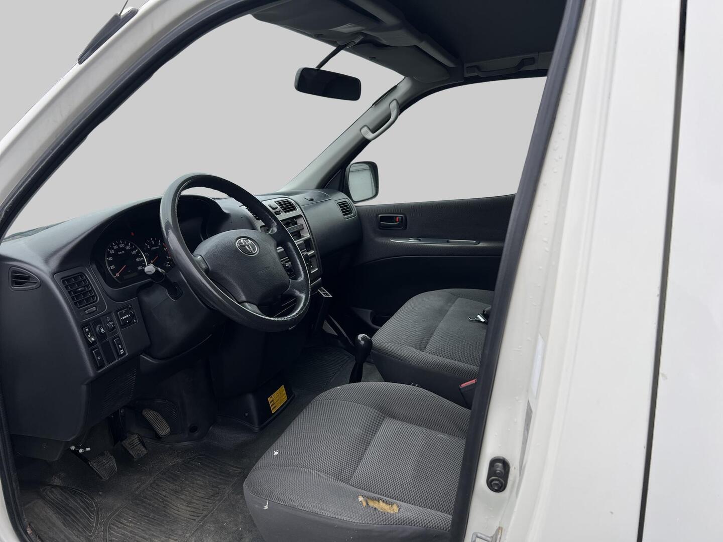 TOYOTA Hiace 2012