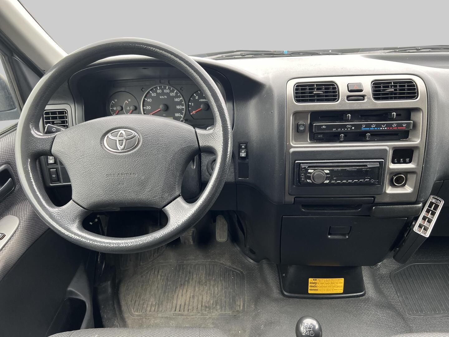 TOYOTA Hiace 2012