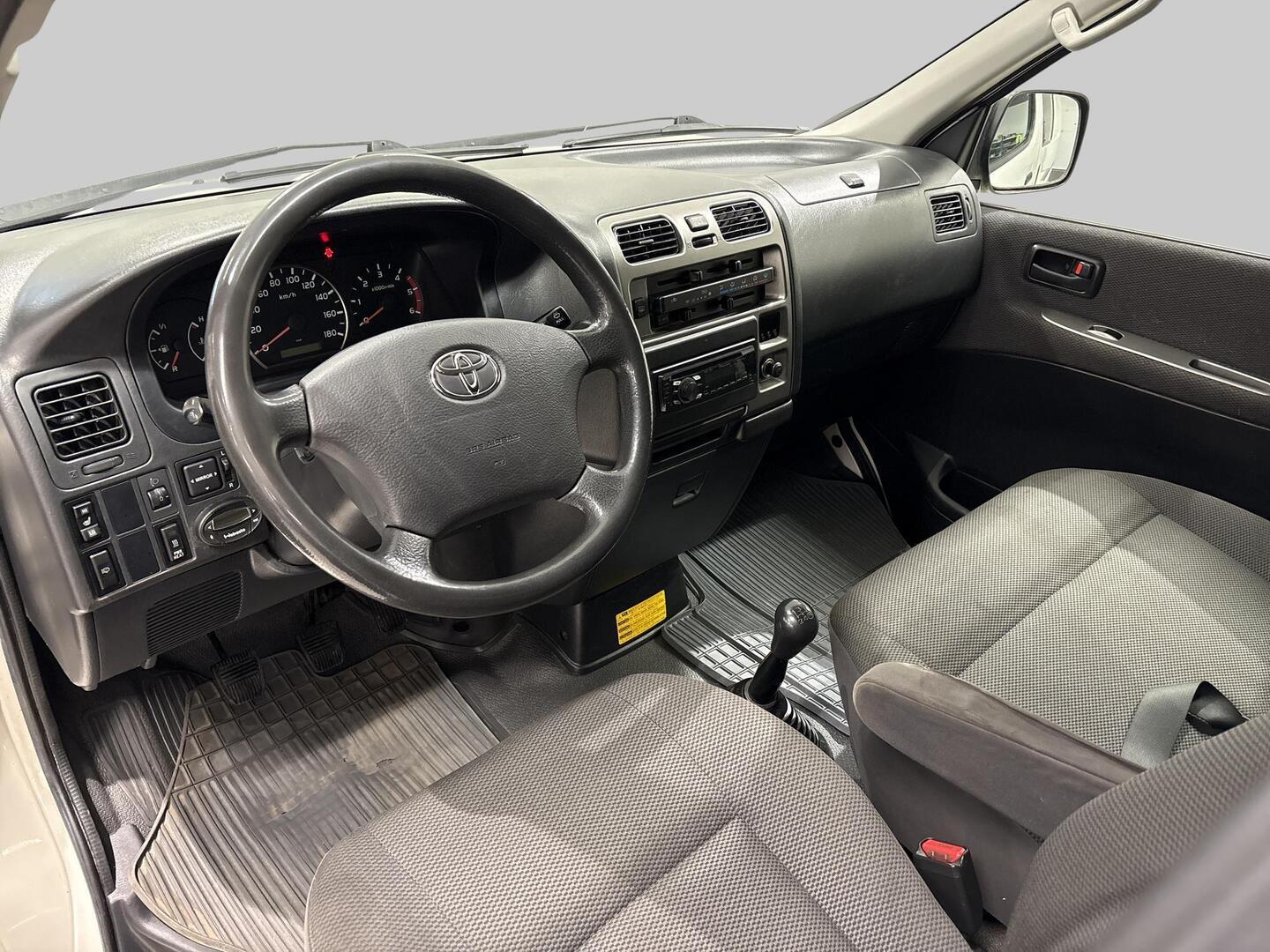 TOYOTA Hiace 2012