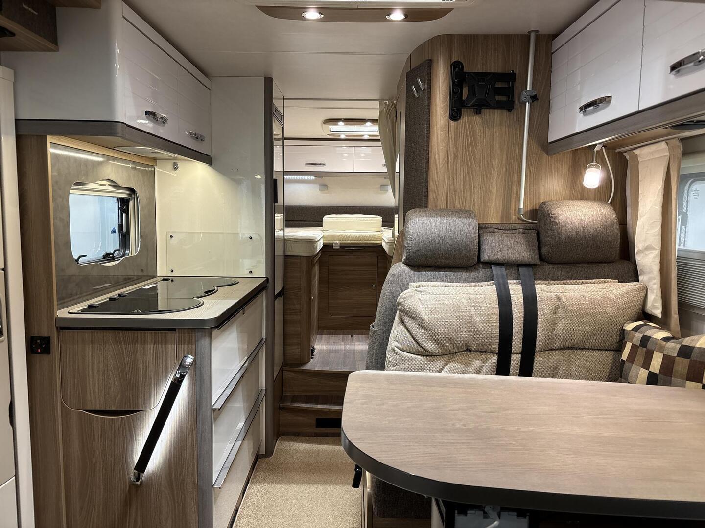 BÜRSTNER Aviano I 6903 2016