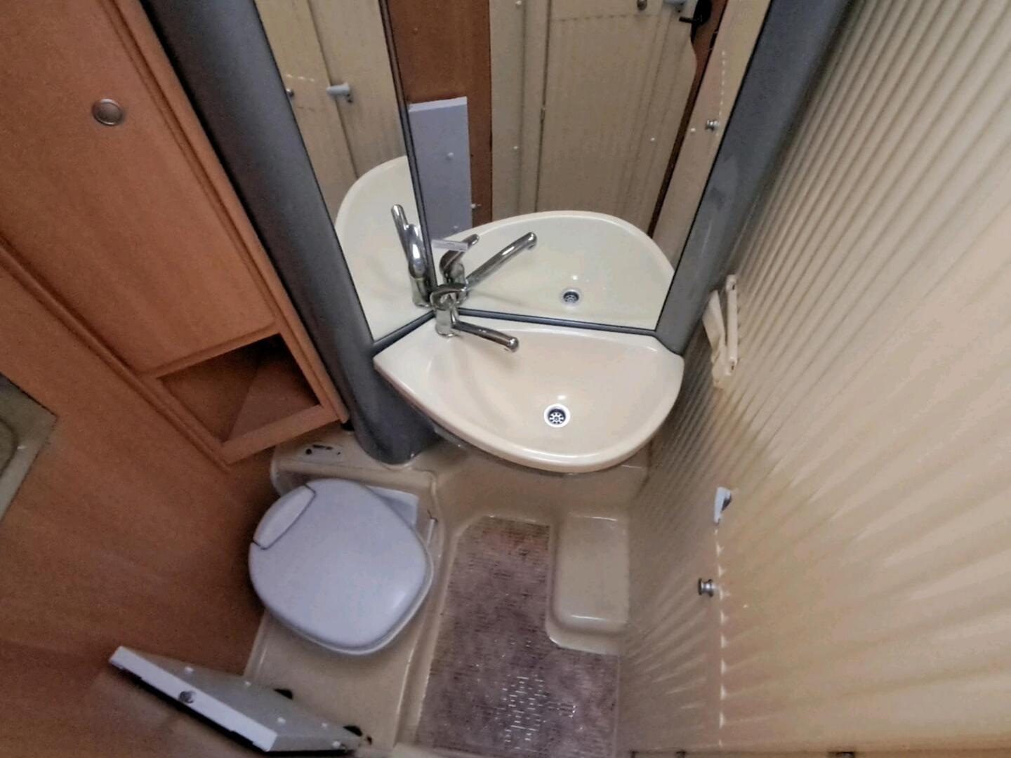DETHLEFFS A 5881 ADVANTAGE GLOBETROTTER 2004