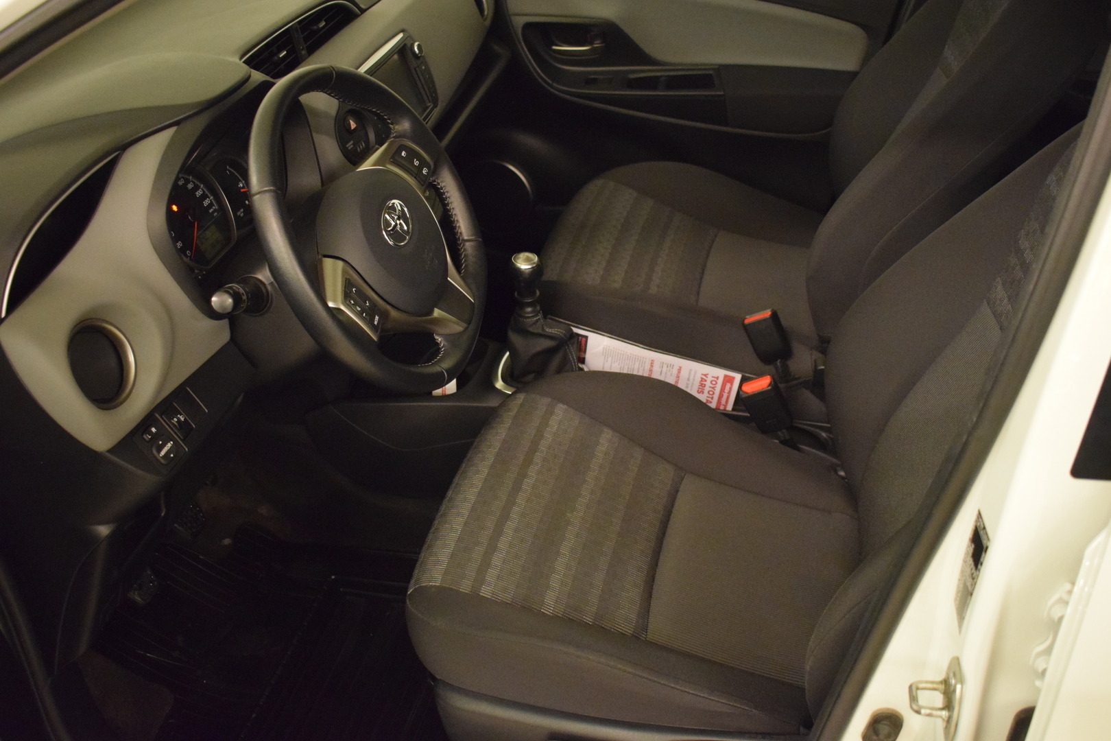 TOYOTA Yaris 2016