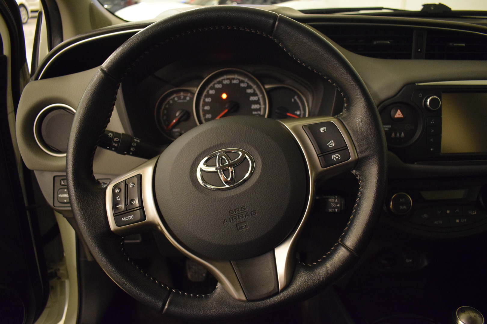 TOYOTA Yaris 2016