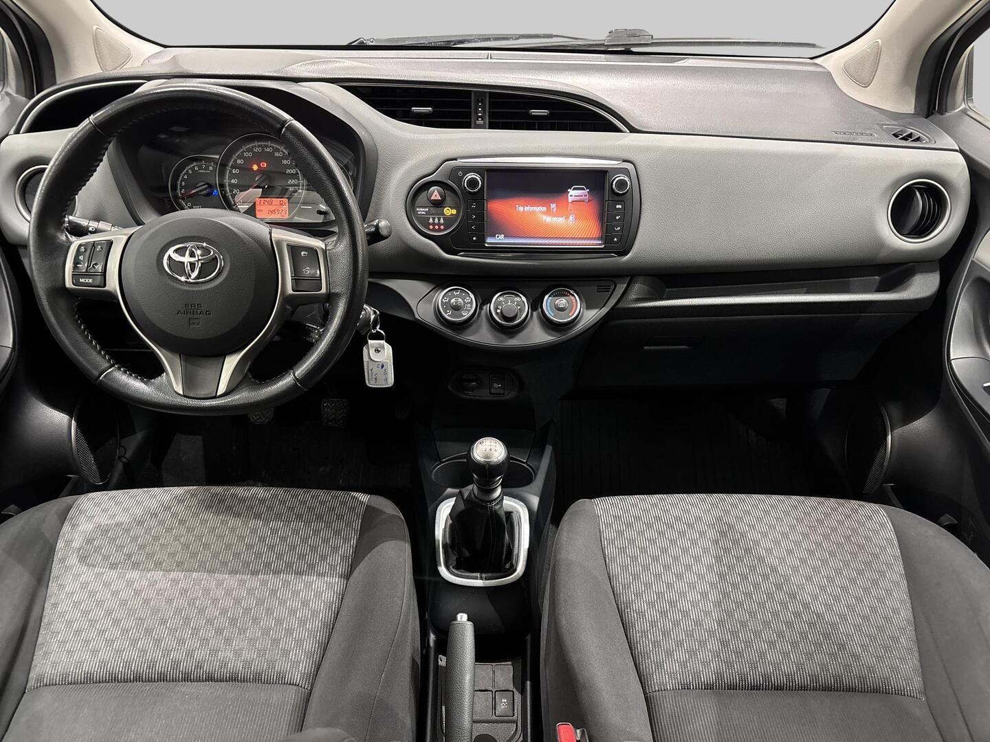 TOYOTA Yaris 2015