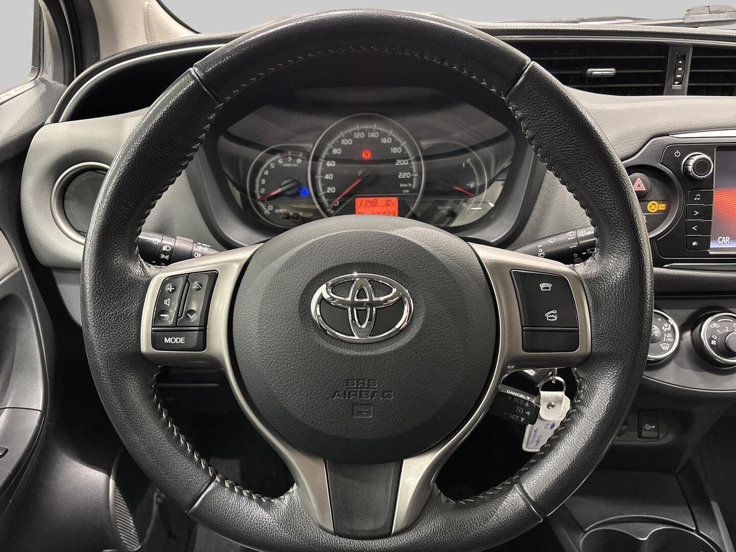 TOYOTA Yaris 2015