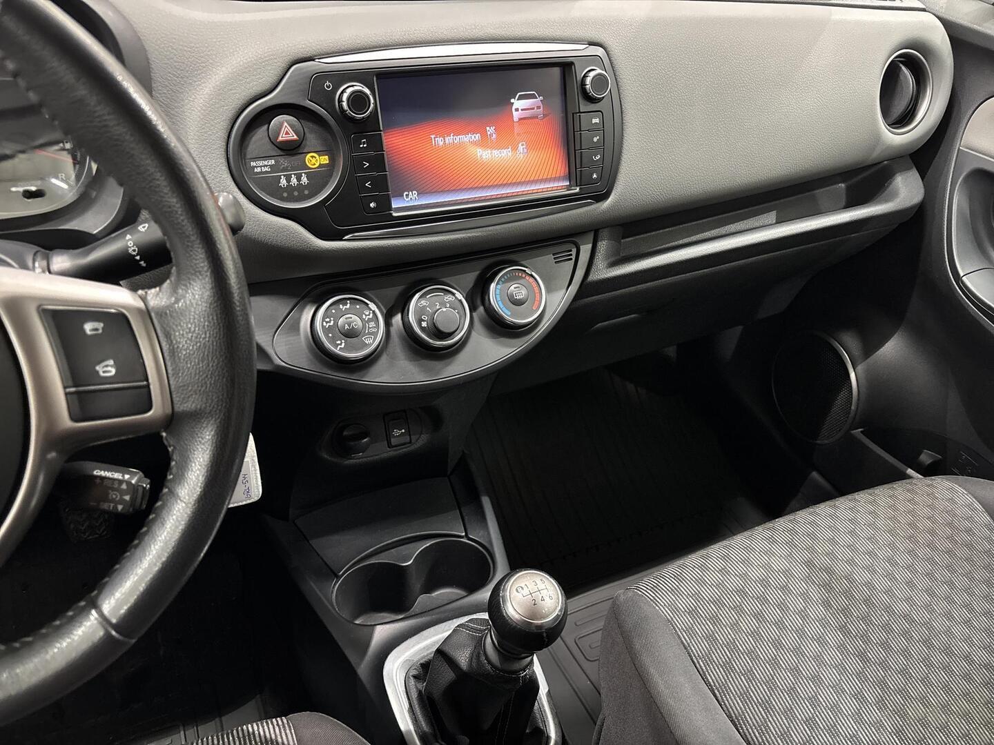TOYOTA Yaris 2015
