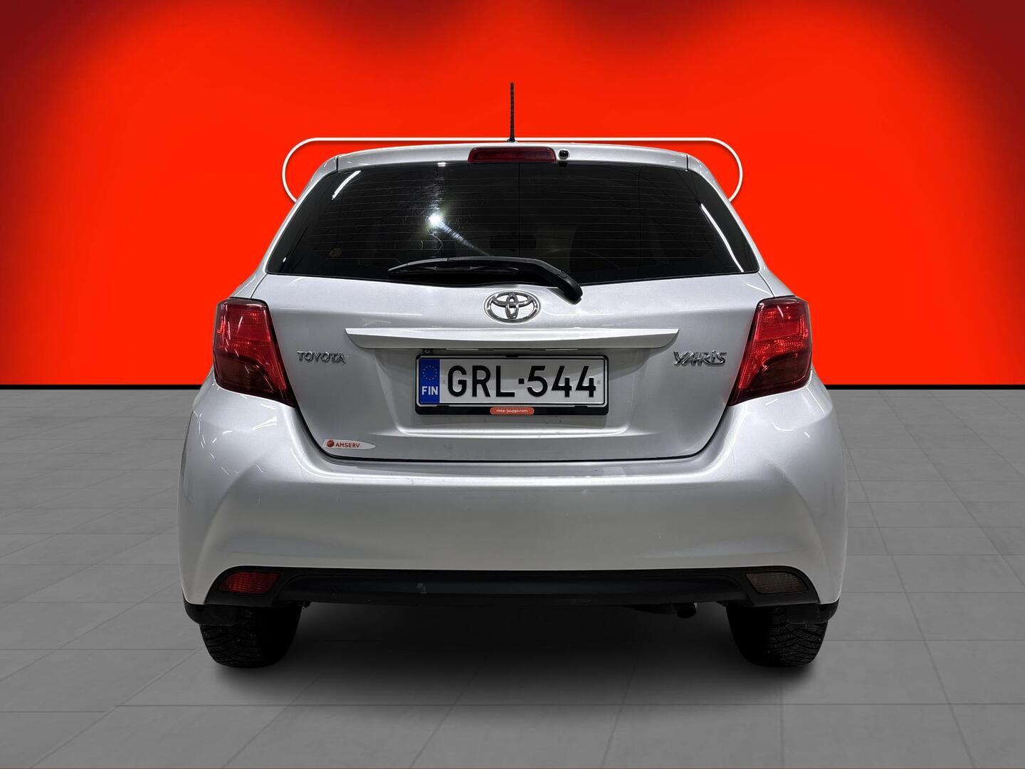 TOYOTA Yaris 2015