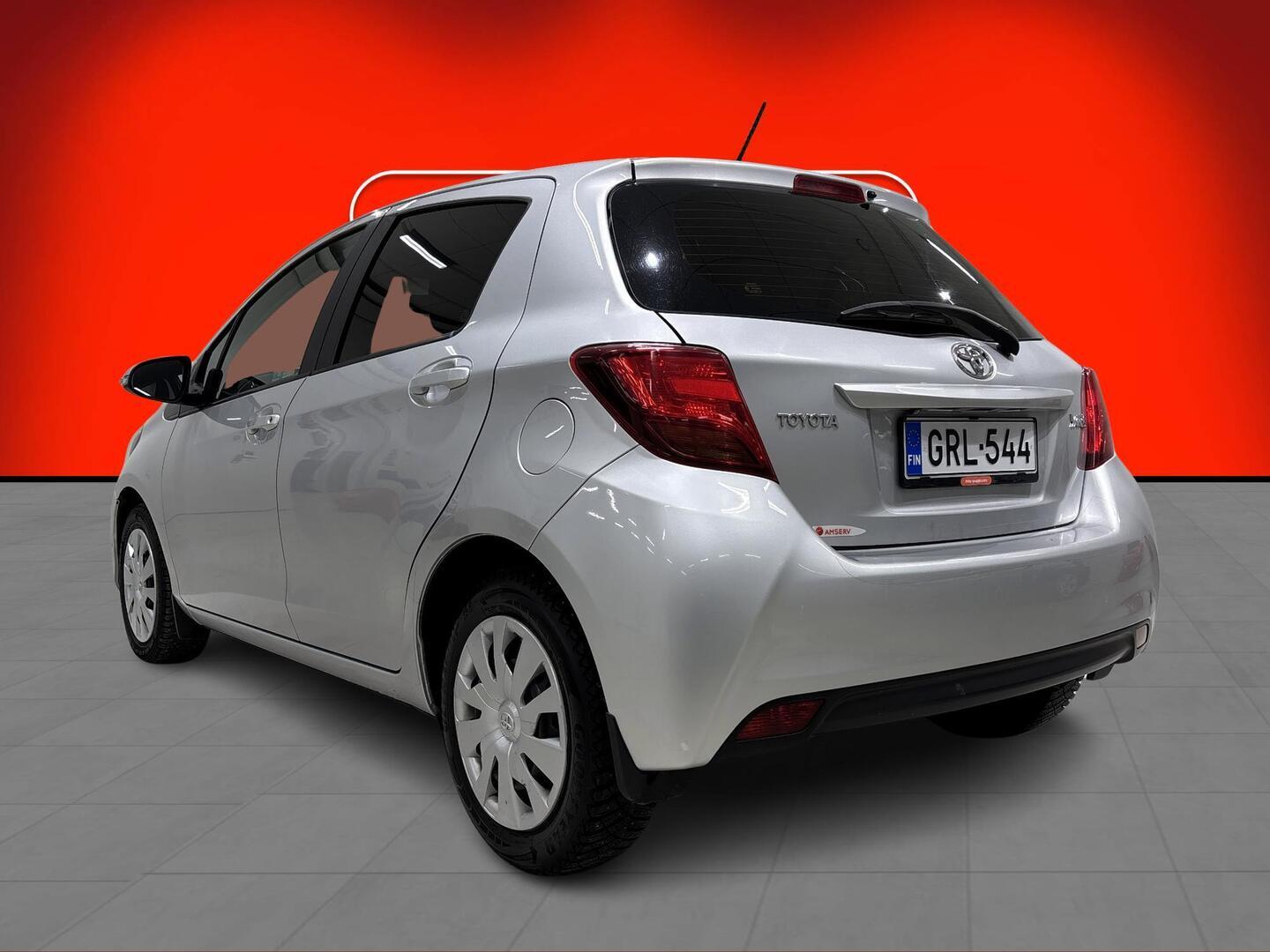 TOYOTA Yaris 2015