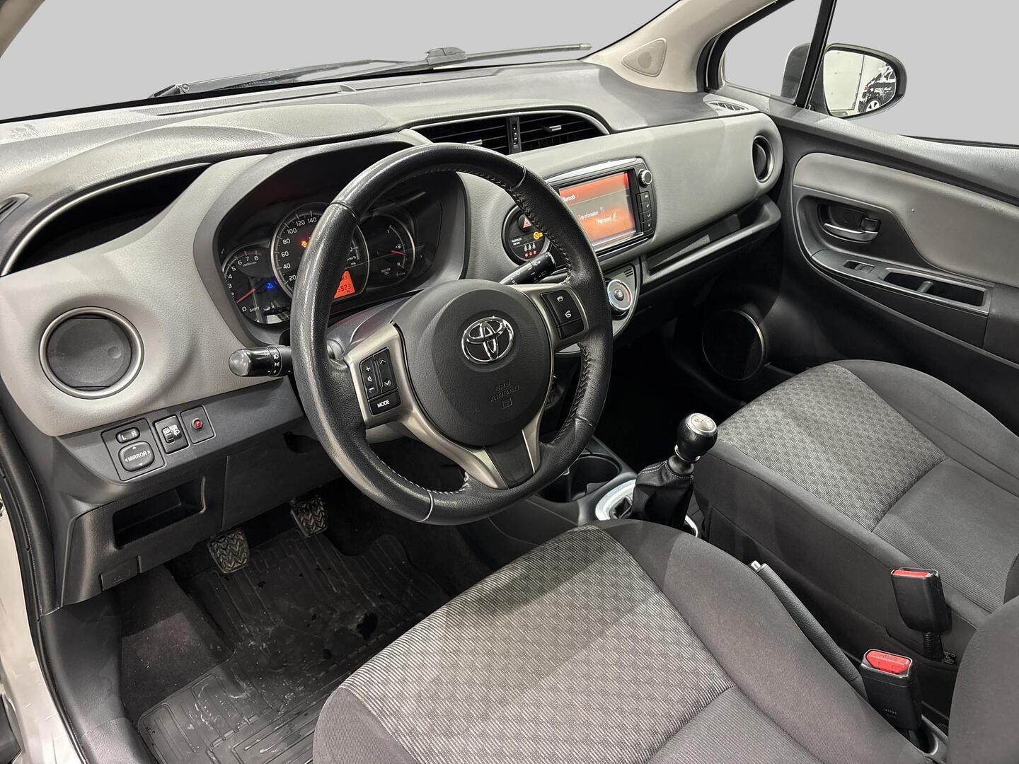TOYOTA Yaris 2015