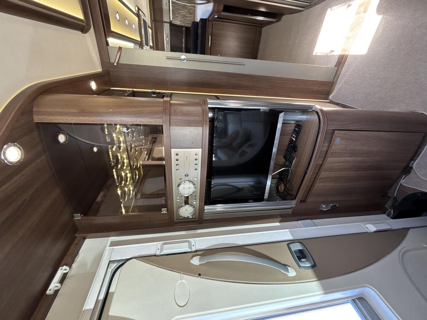 BÜRSTNER ELEGANCE I 810 2010