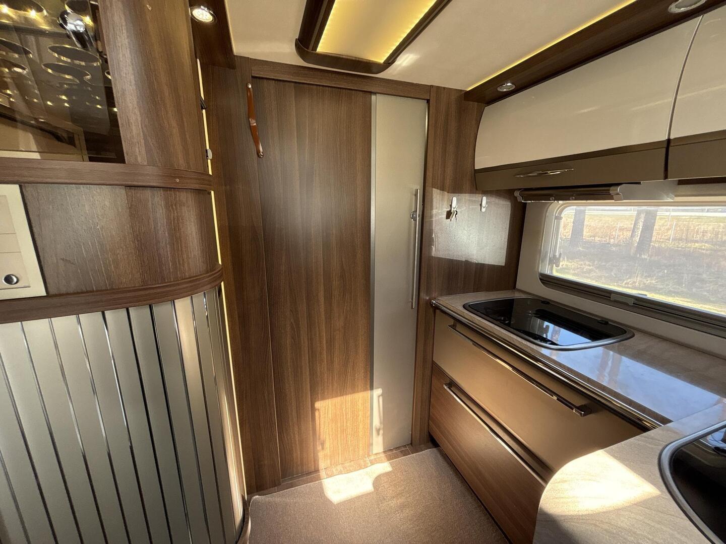 BÜRSTNER ELEGANCE I 810 2010