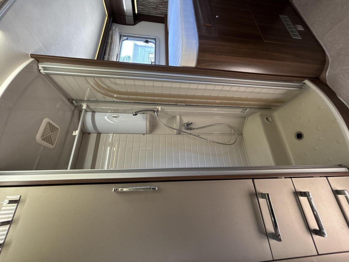 BÜRSTNER ELEGANCE I 810 2010