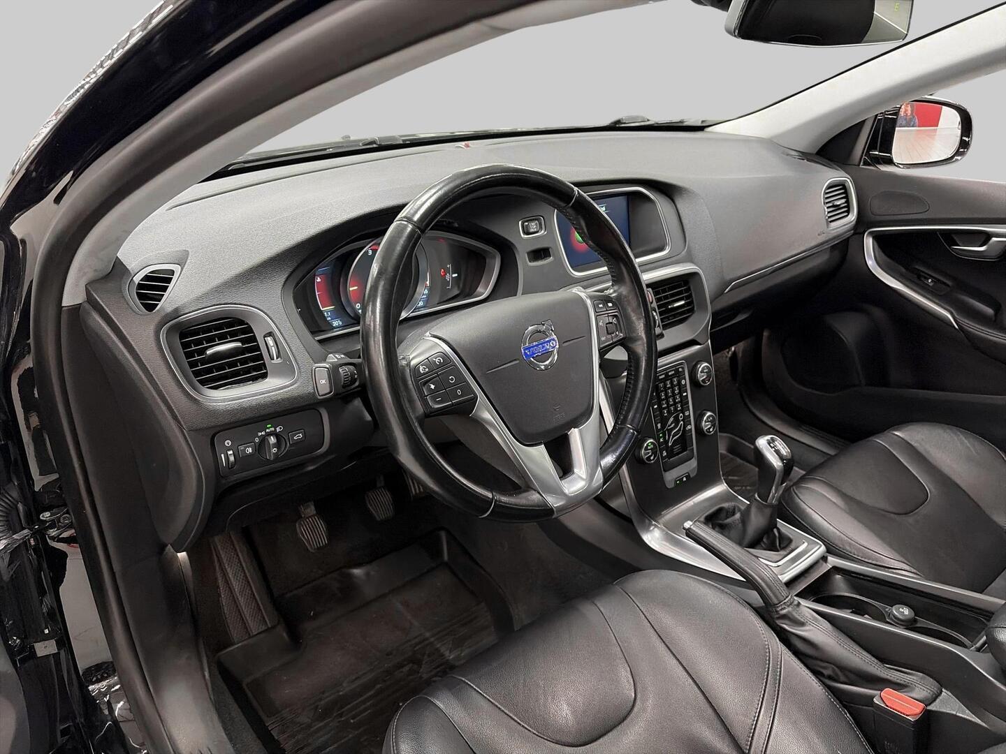 VOLVO V40 2015
