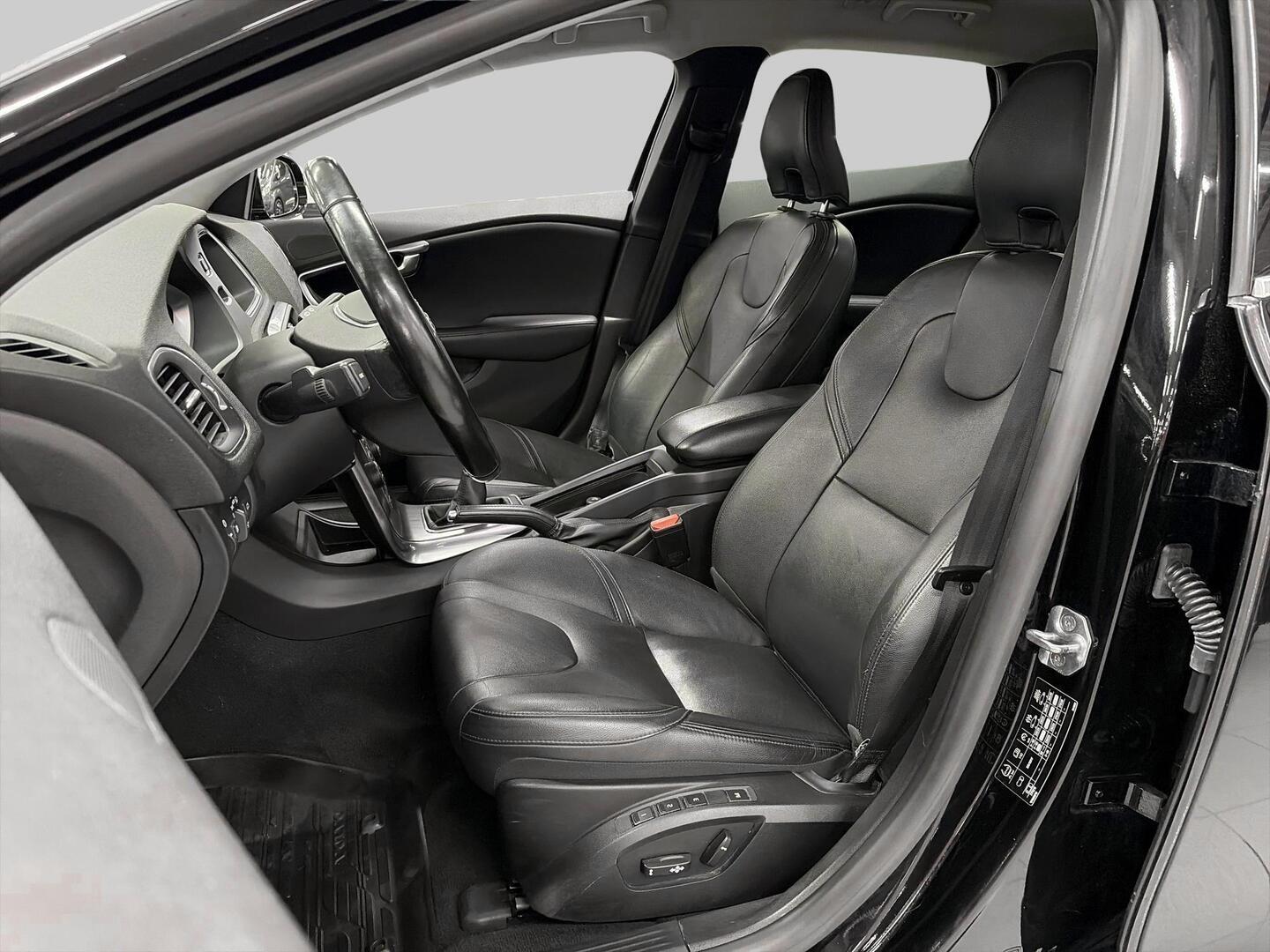 VOLVO V40 2015