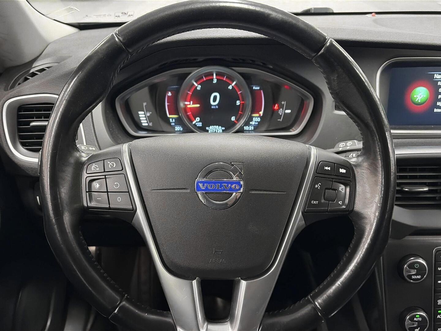 VOLVO V40 2015