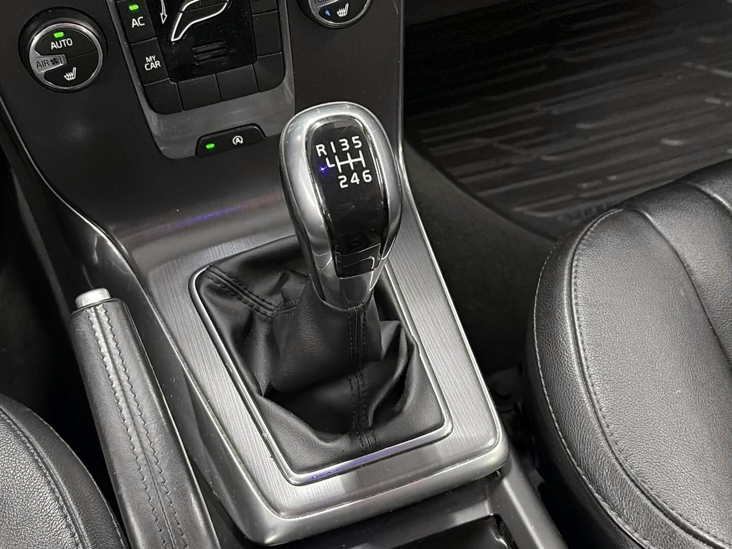 VOLVO V40 2015