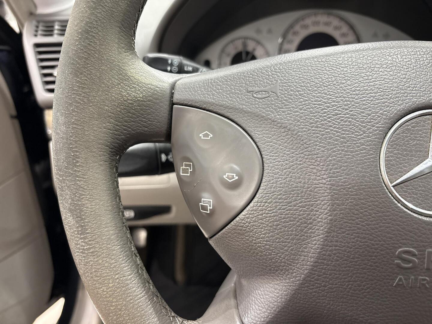MERCEDES-BENZ E 2004