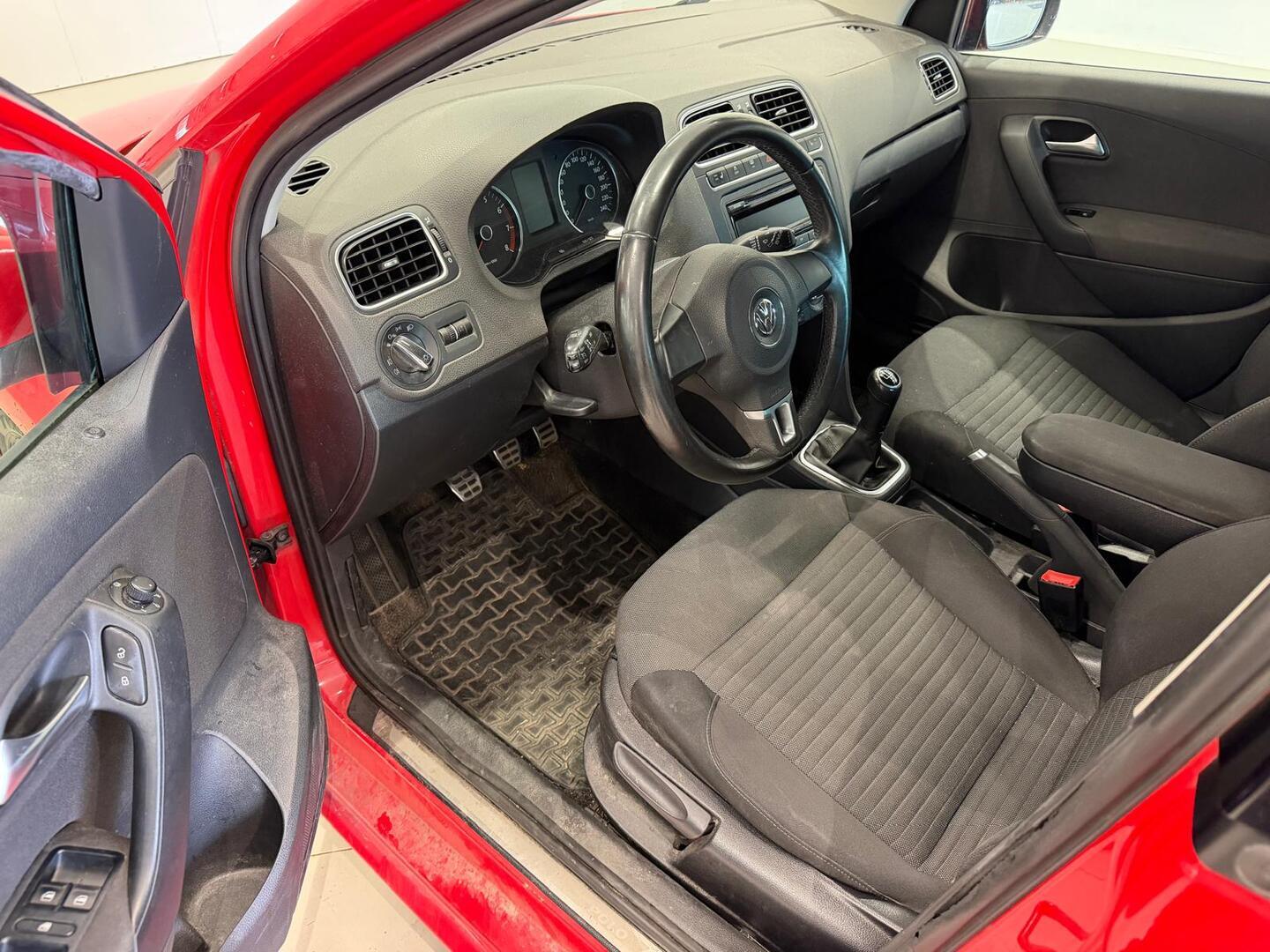 VOLKSWAGEN Polo 2012