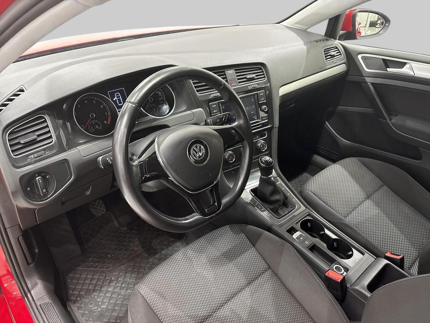 VOLKSWAGEN Golf 2018