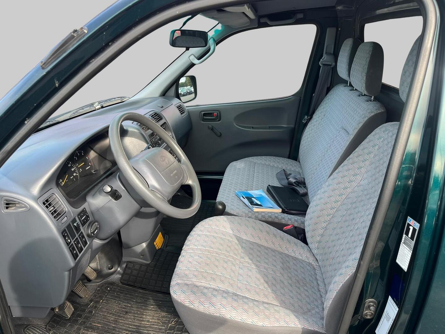 TOYOTA Hiace 2005