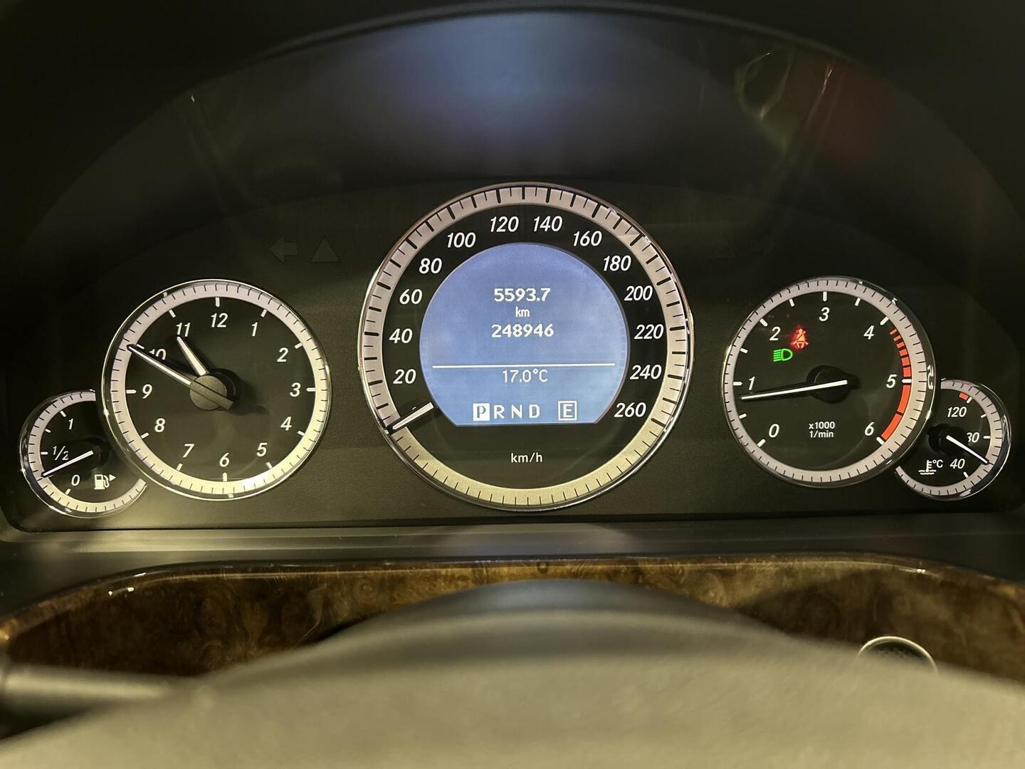 MERCEDES-BENZ E 2011