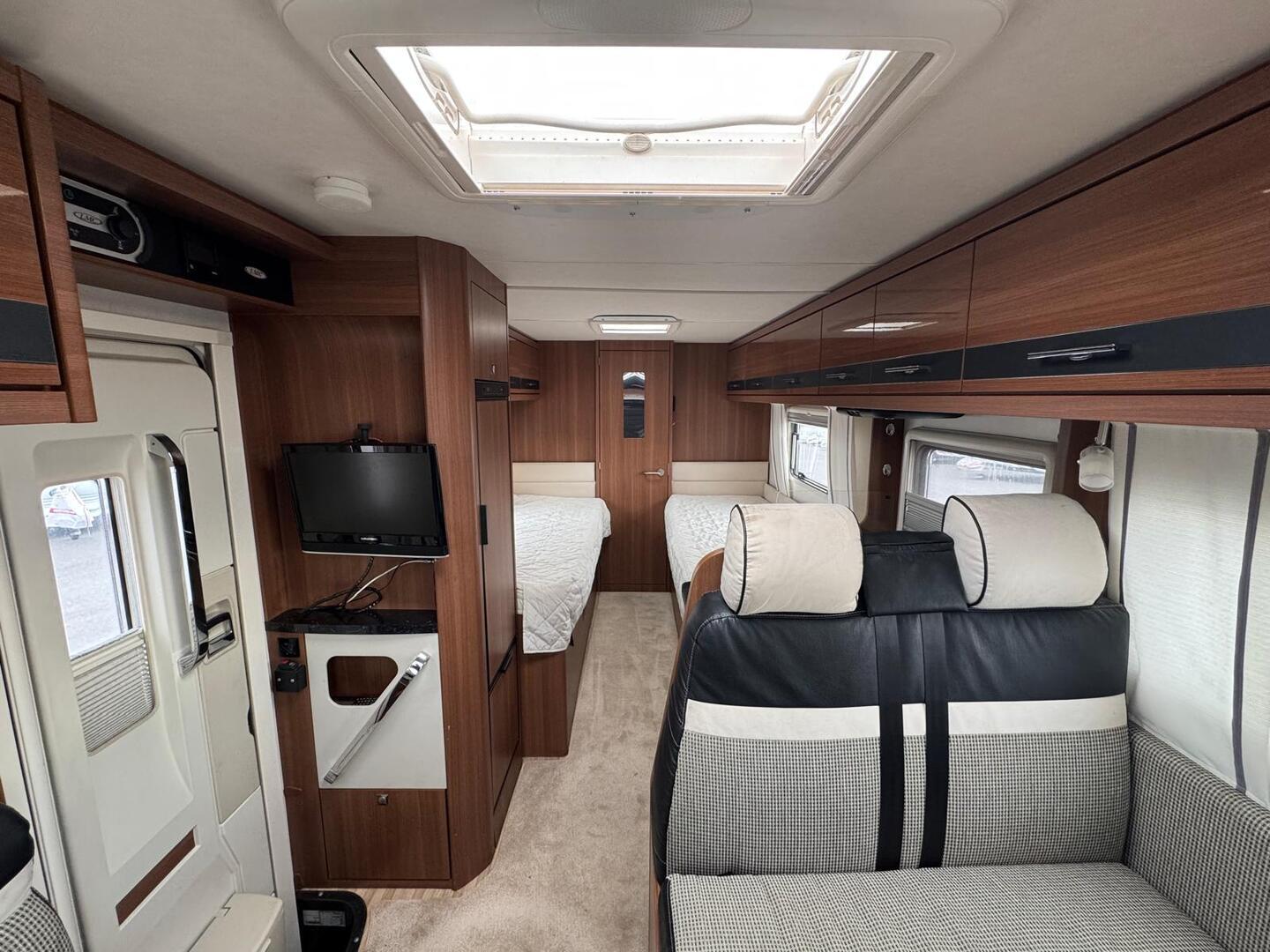 LMC CRUISER T 712 BLACK LINE 2016