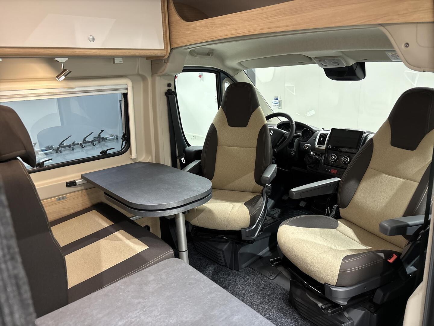 ROADCAR VAN R 640 2024