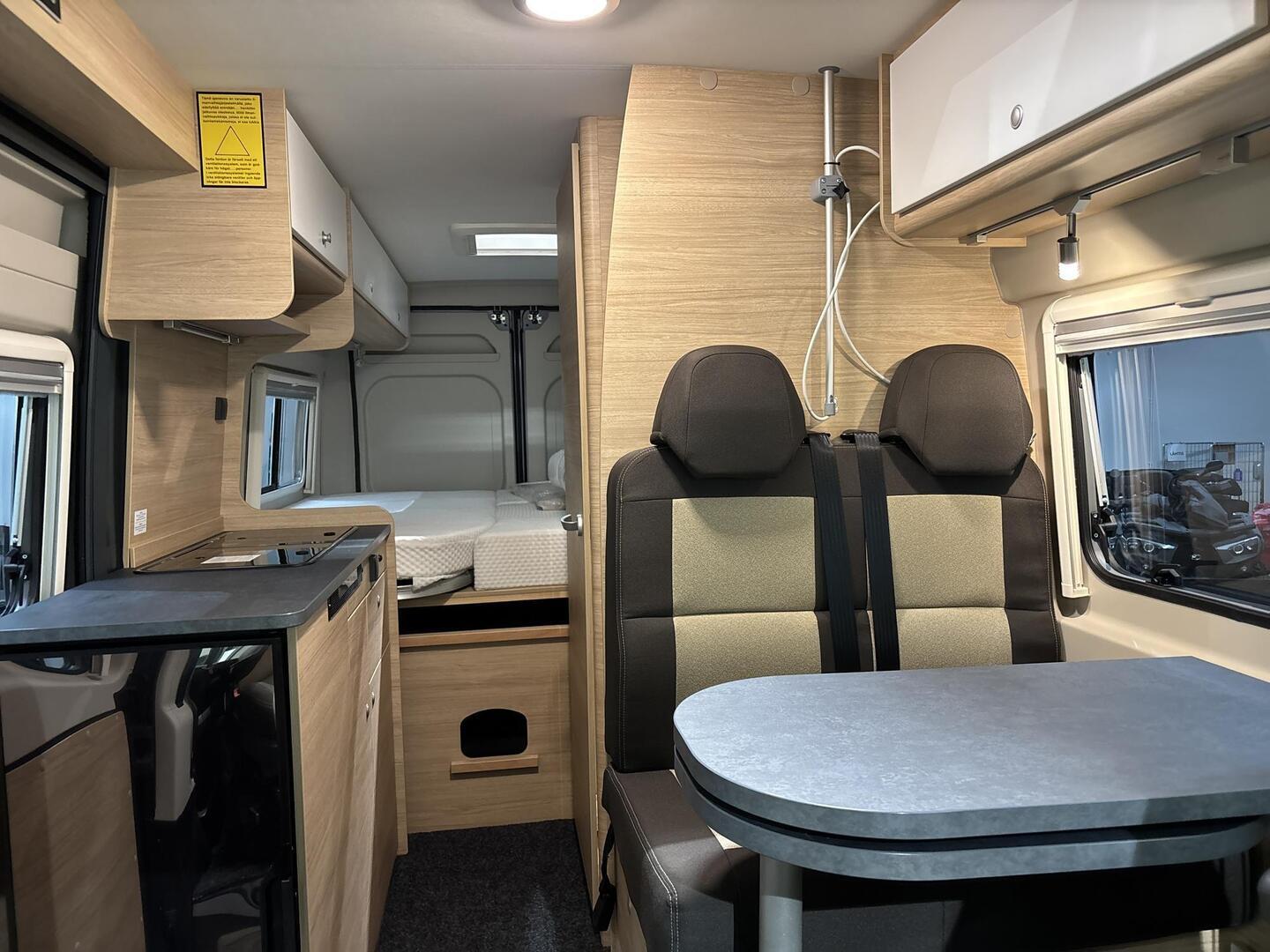 ROADCAR VAN R 640 2024