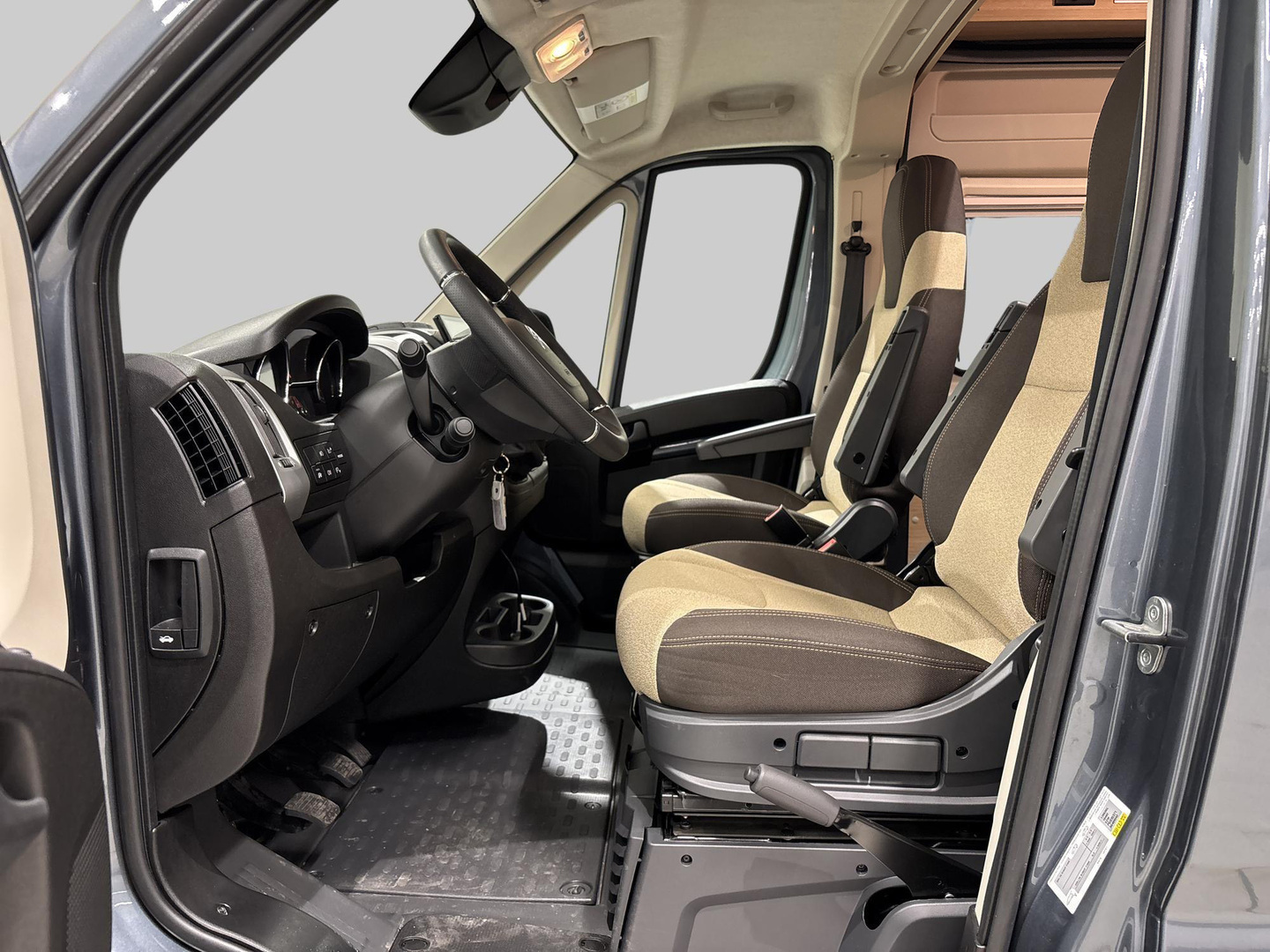 ROADCAR VAN R 640 2024